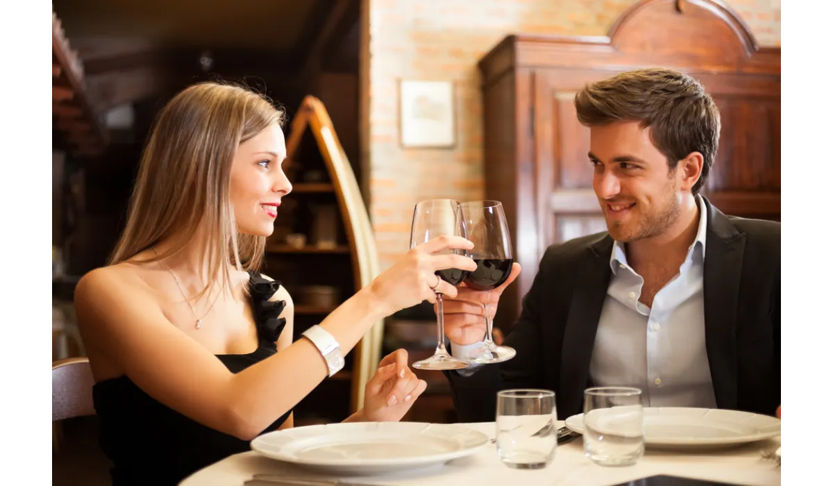 The Best Cocktails for Your First Date: What to Order, When to Order It, and Why?