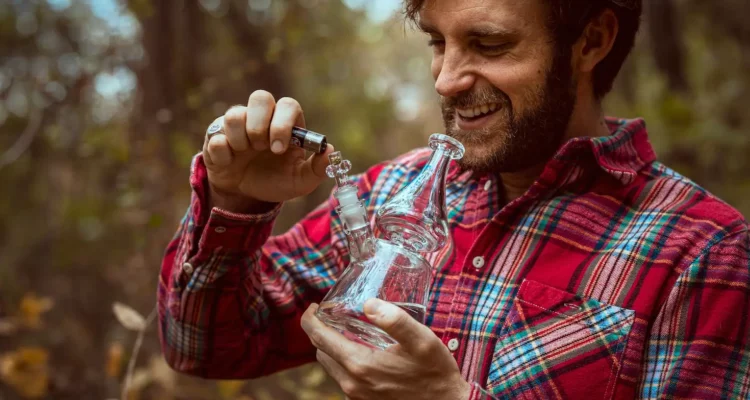 Why Using Bongs & Pipes Can Be a Super-fun Experience 1 photo 1579105716117 a6527009b758
